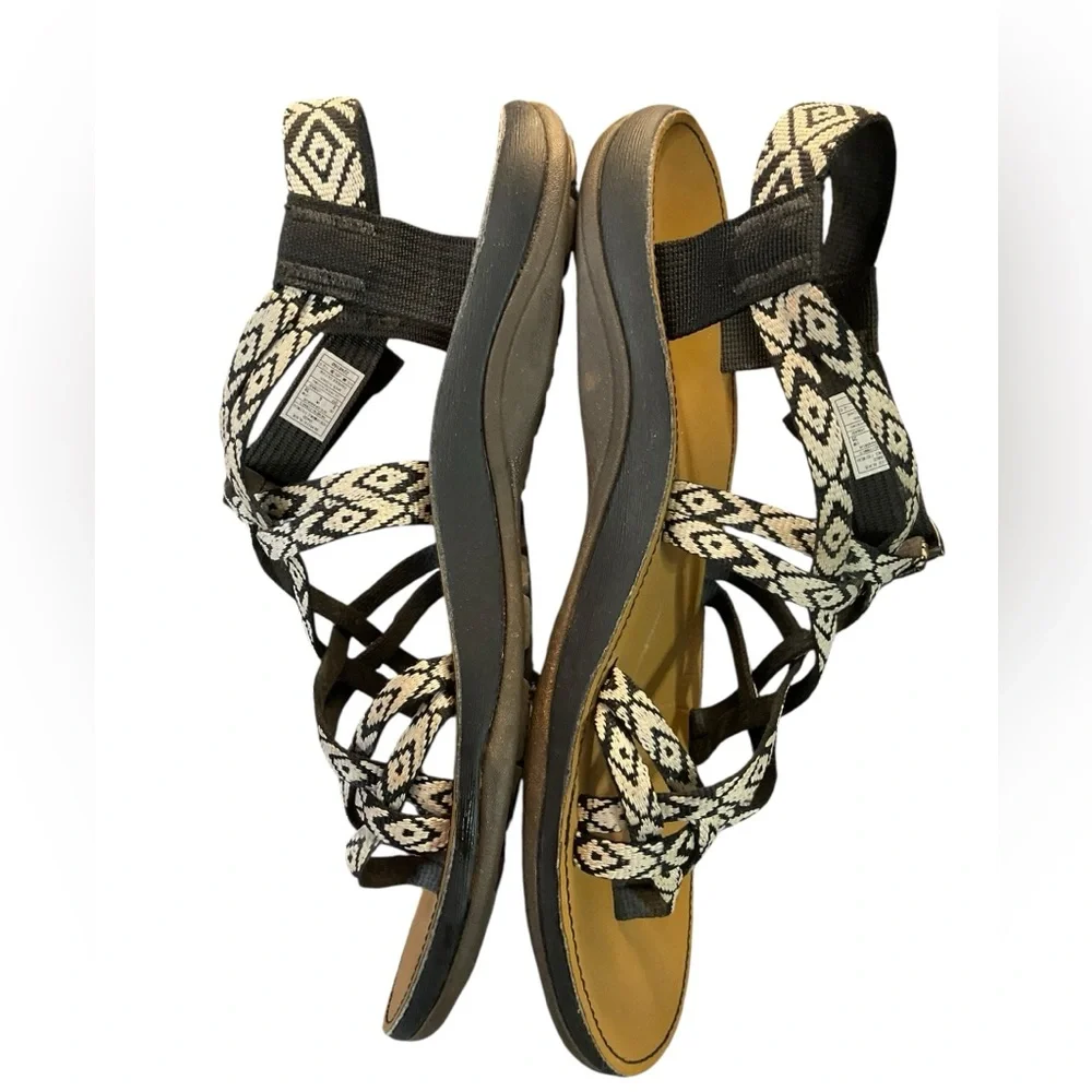 Chaco Diana Beveled white‎ and black double strap sandals with buckle. Size 8